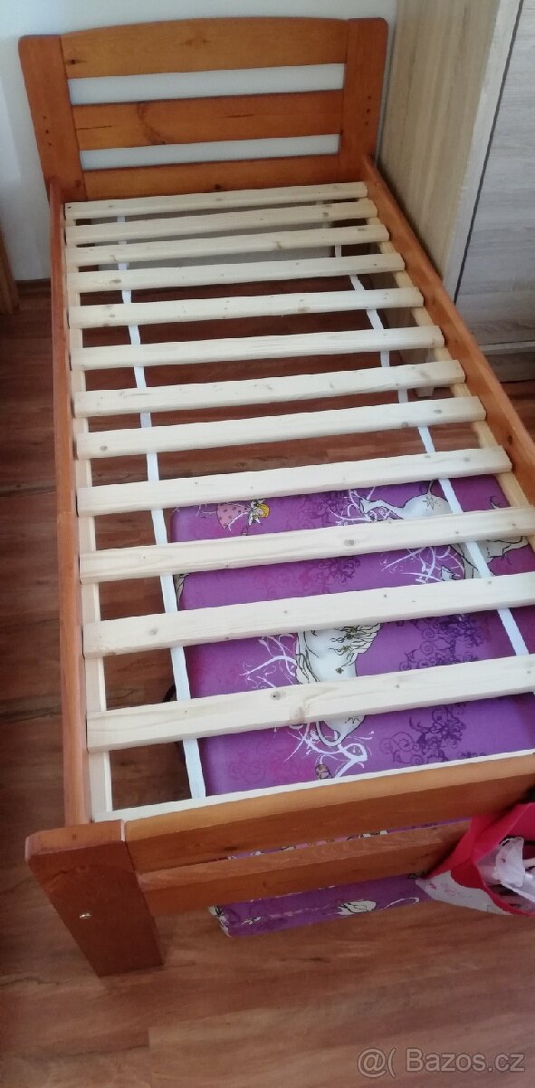 Dětská postel z masivu