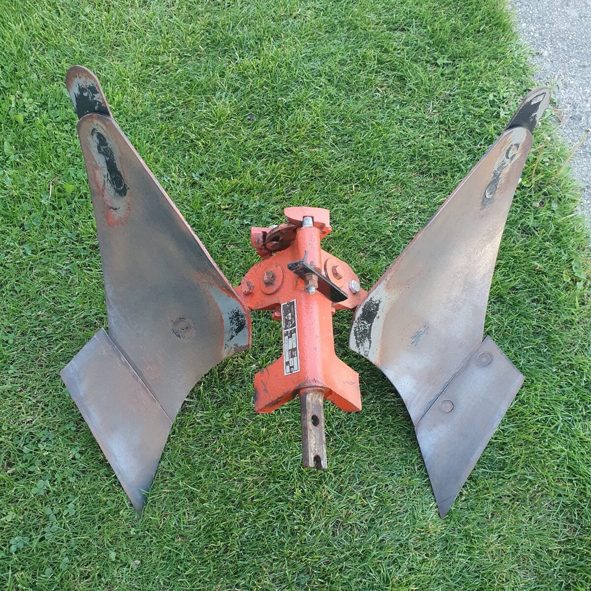 VARI TERA oboustranný pluh APH-352