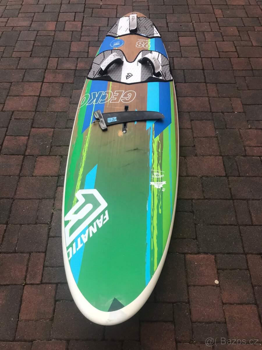 Prodám vybavení na windsurfing, plováky, plachty, stěžně
