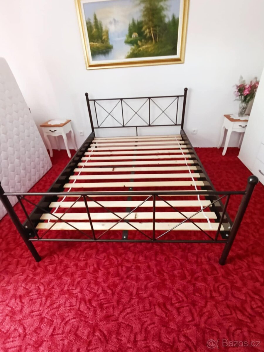 Kovová postel s roštem 140x200