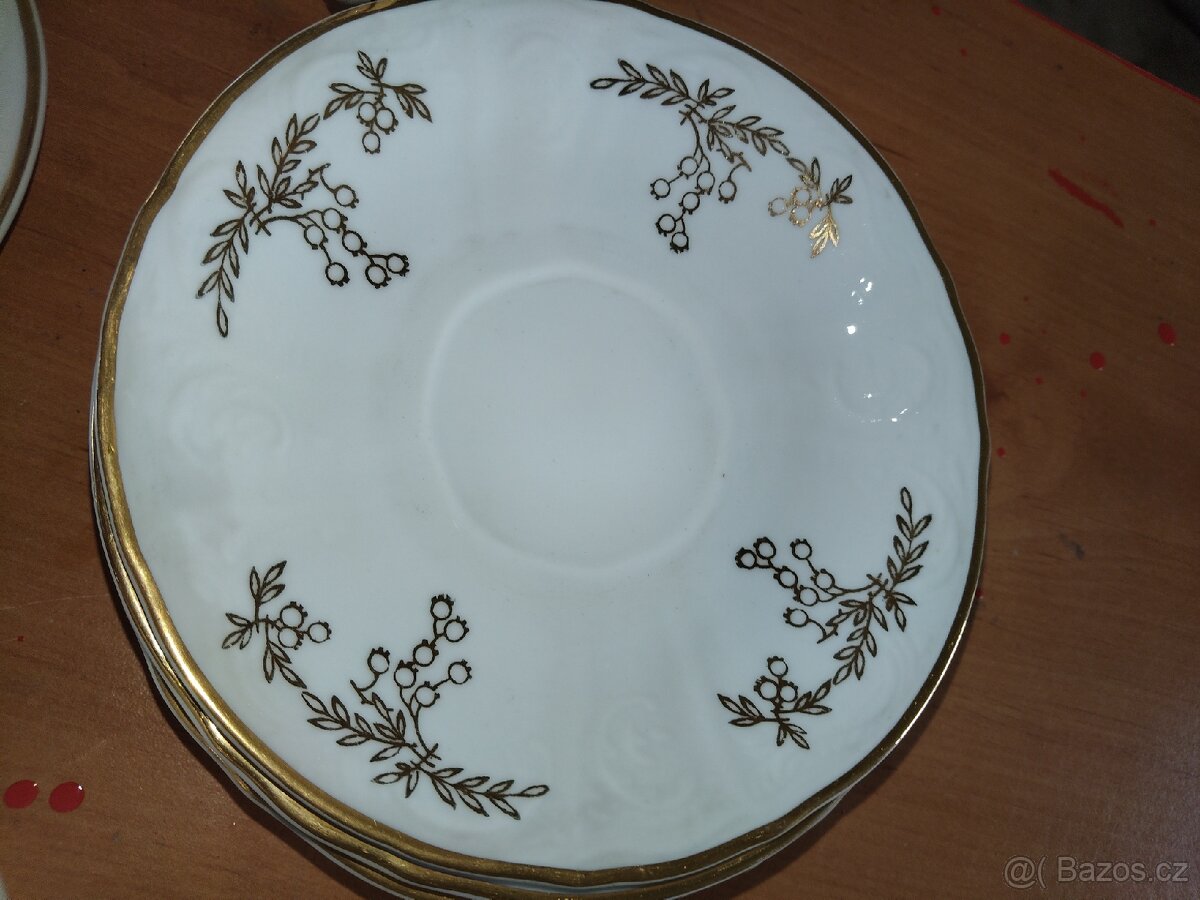Sada starých porcelánových hrnečků