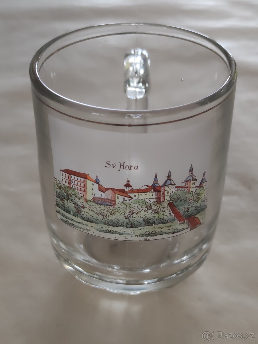 Sklo a porcelán.