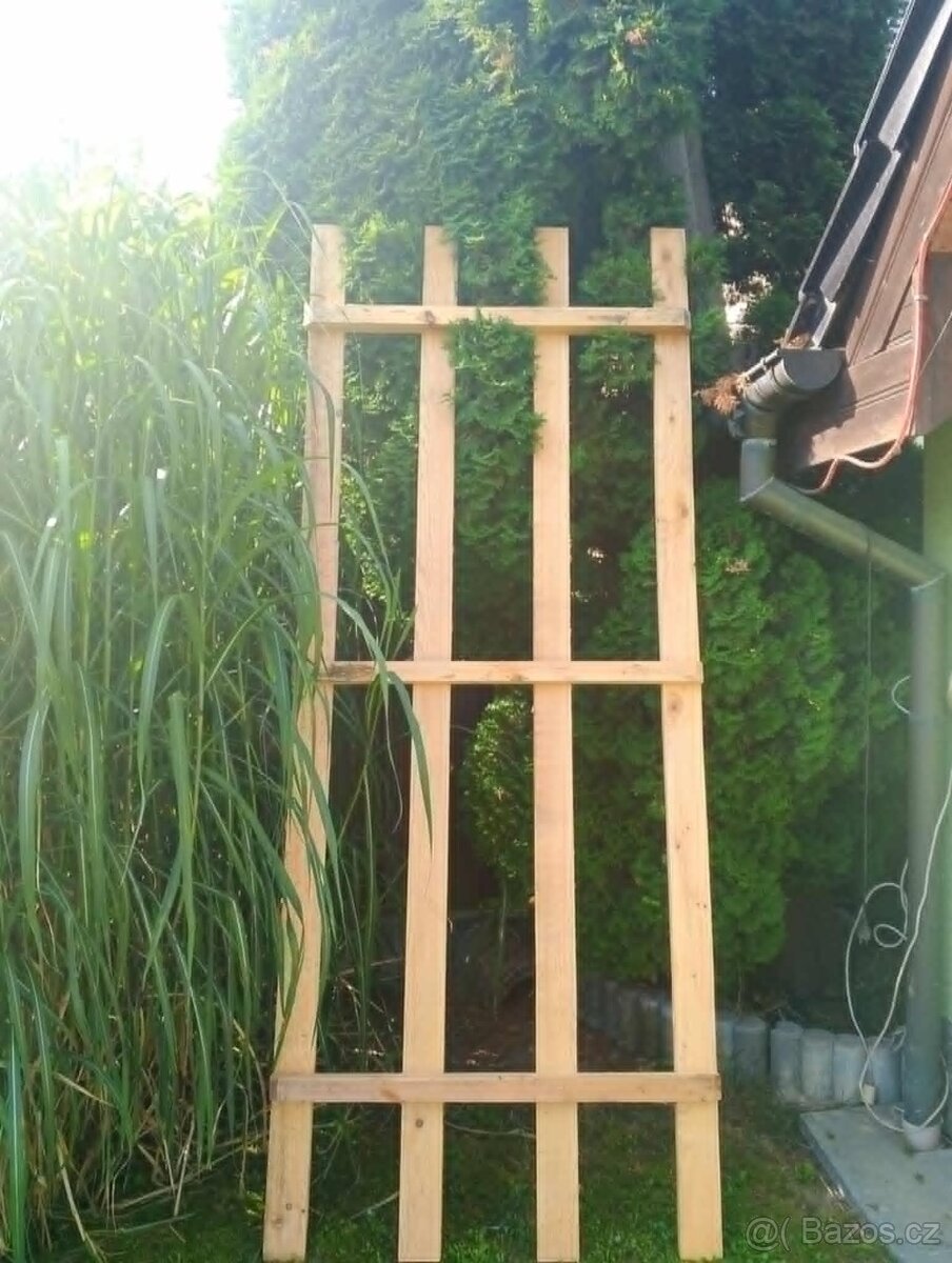 Dřevěný masivní rošt 120x300,dřevěné latě 80kč..