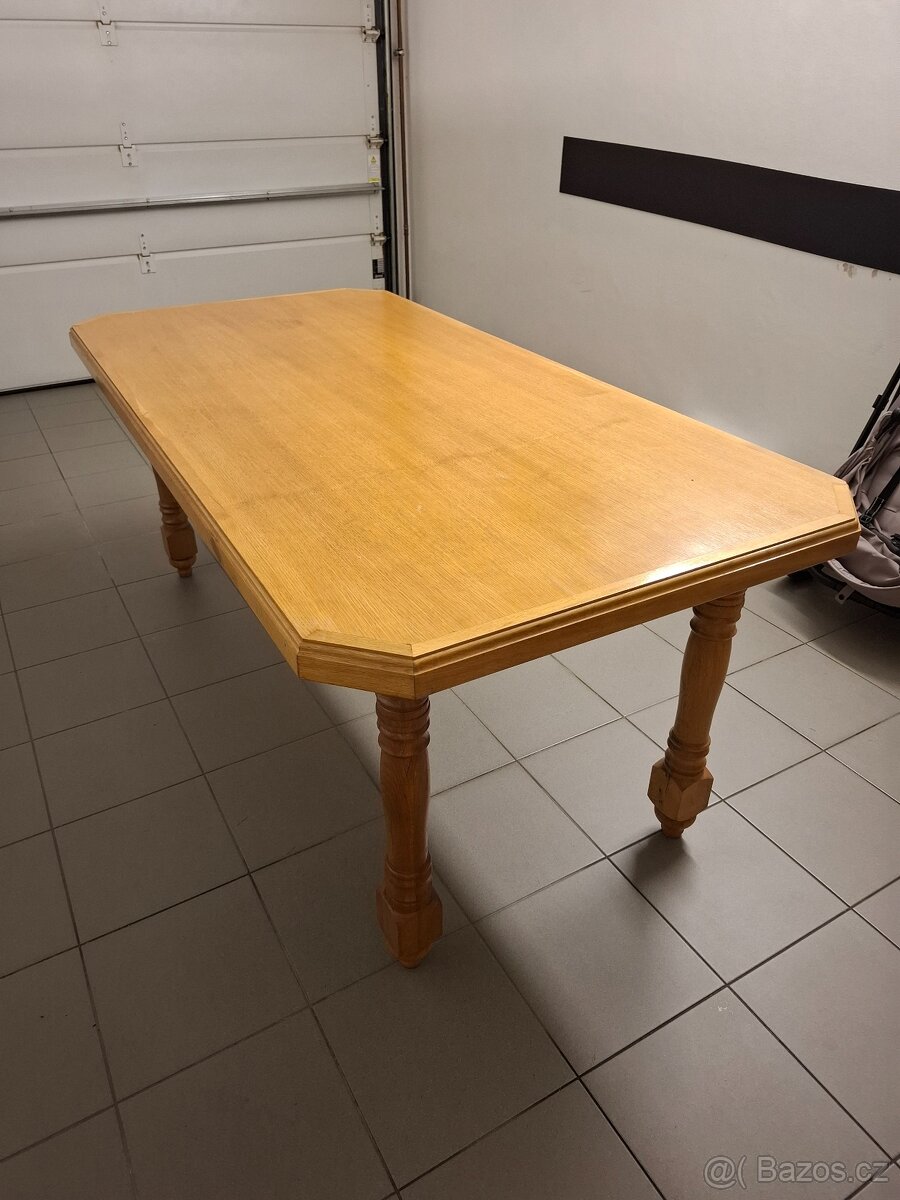 Dubový stul