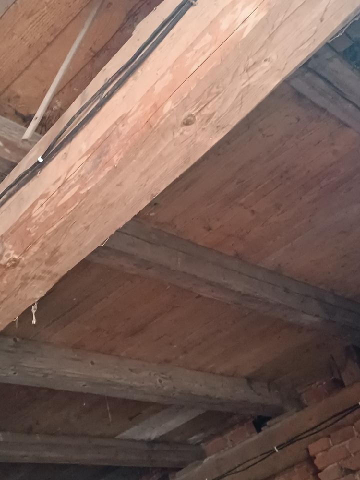 Staré trámy a rozebrání starých objektů