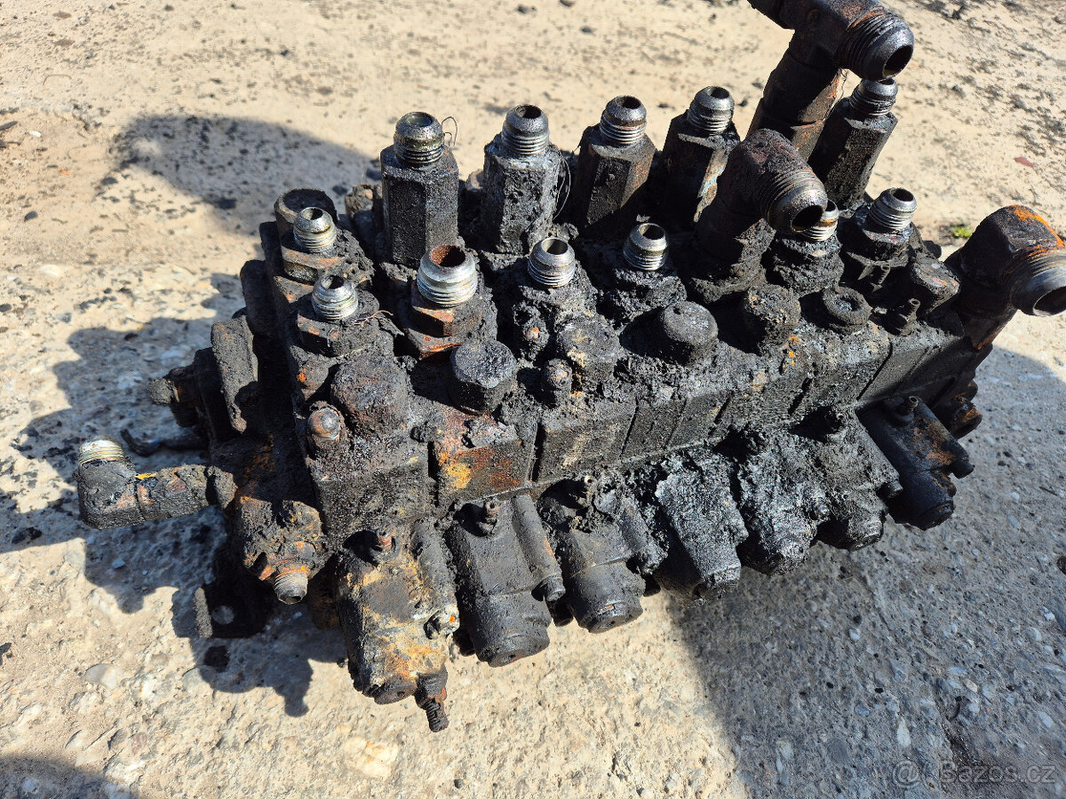 Vyvážečka John Deere 1110D, Valmet náhradní díly