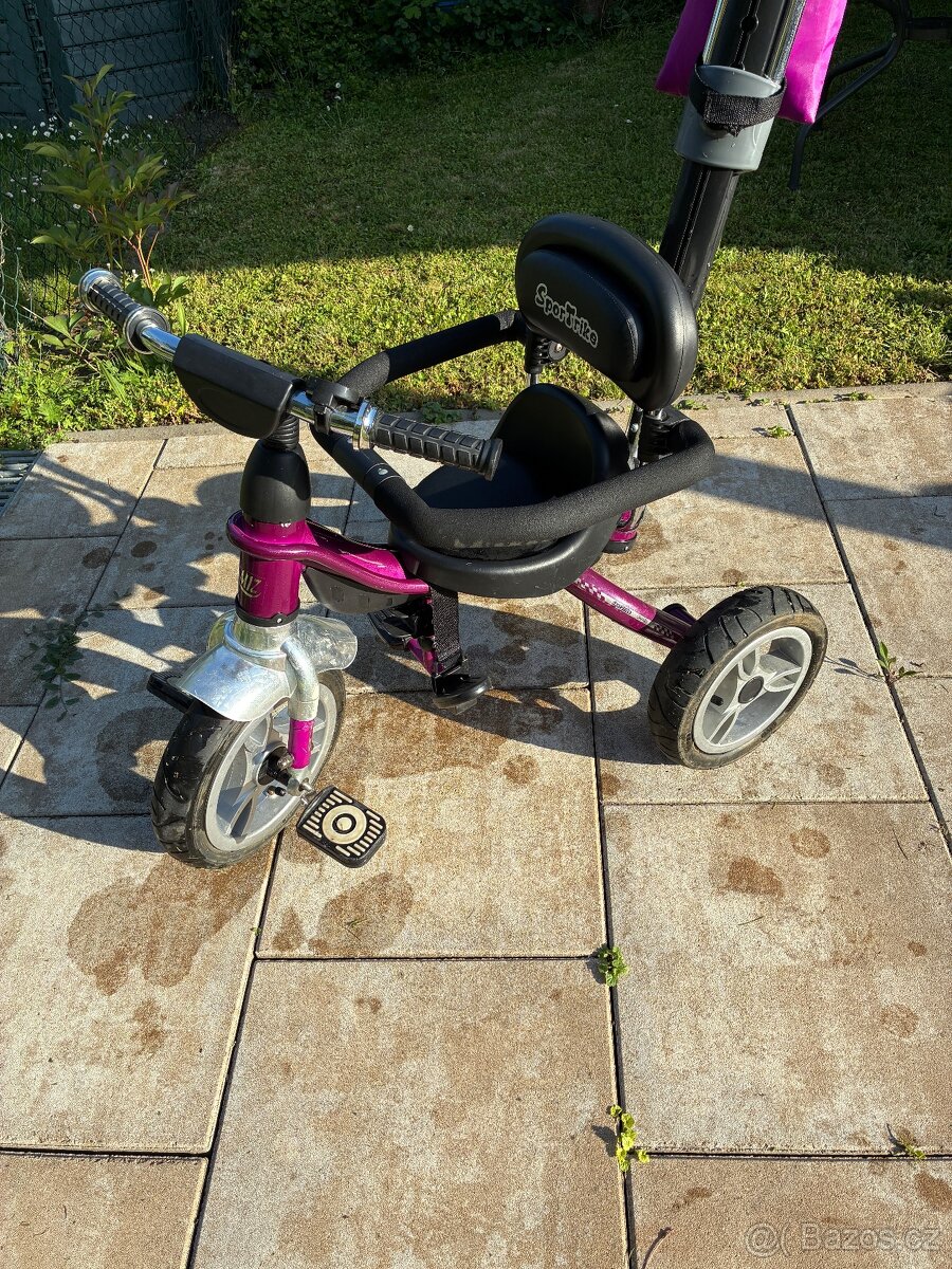 Dětská tříkolka s vodící tyčí