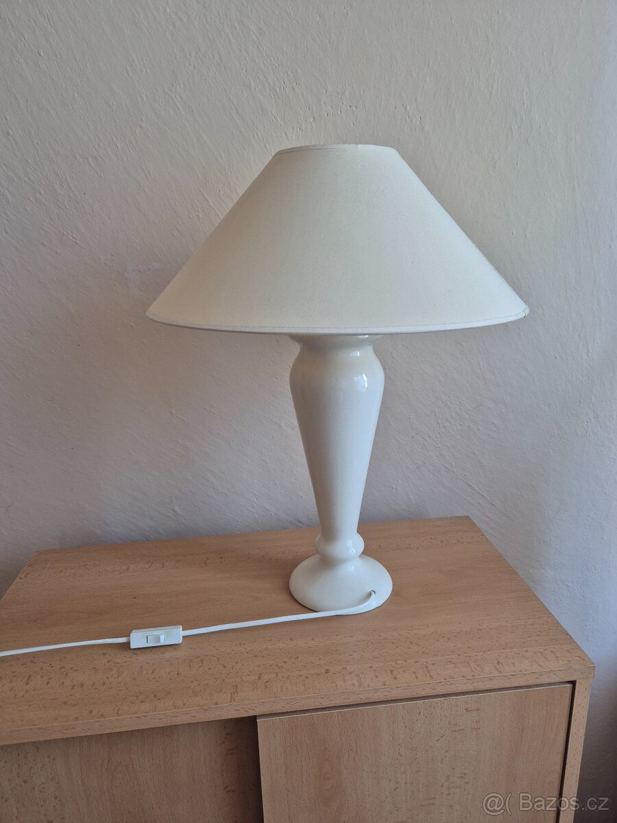 Bílá stolní lampa