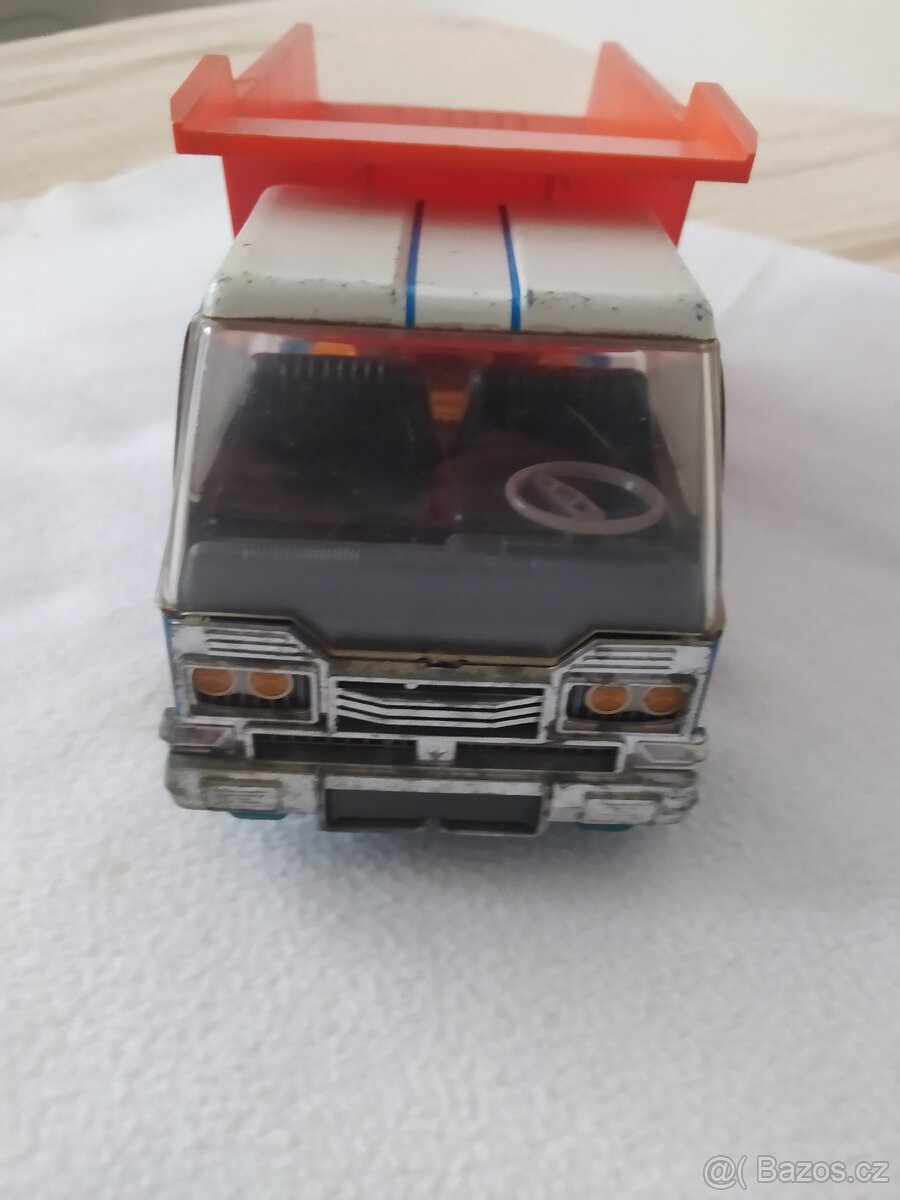 Plechové autíčko Joustra