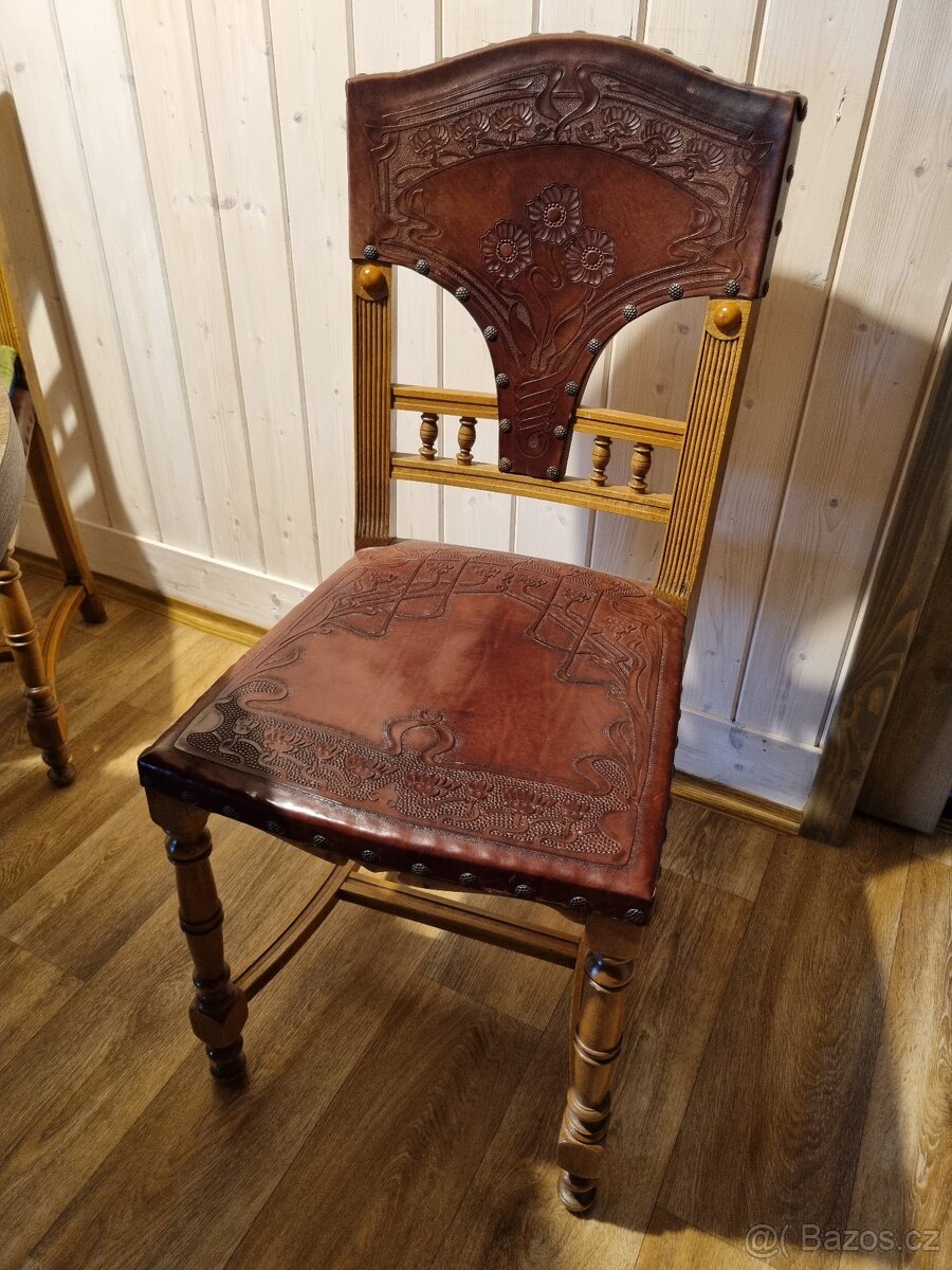 Secesní židle s rytou kůží