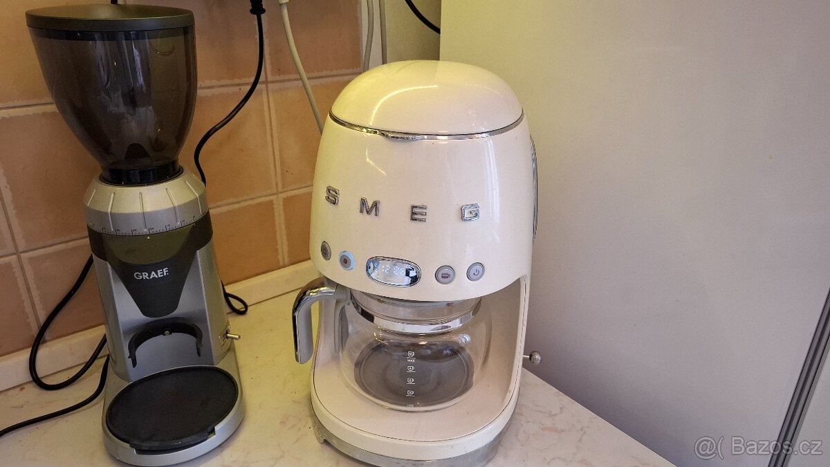 Smeg překapávací kávovar krémový