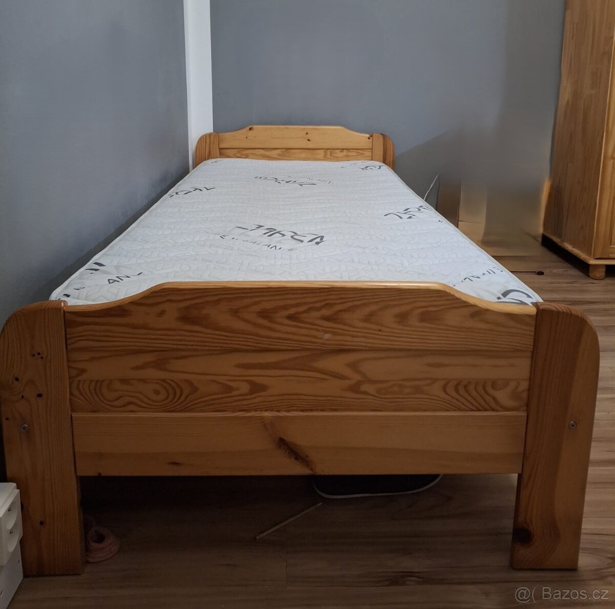 Dřevěná postel s roštem