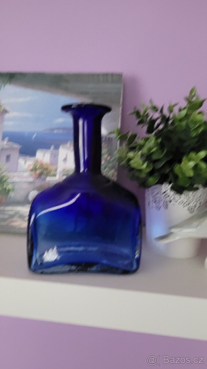Modrá velká láhev