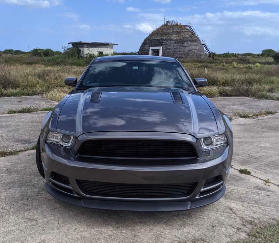Ford Mustang 5.0L V8 manual