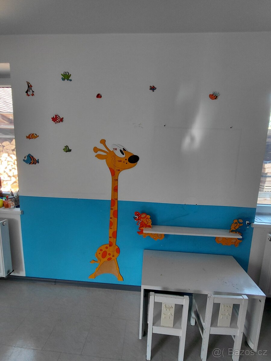 stolek s dřevěnými dekoracemi