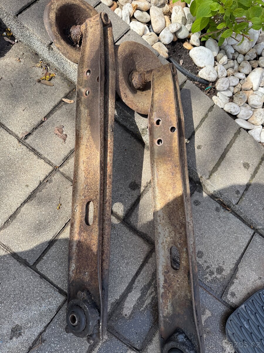 Tatra 603-1 zadne ramena -original