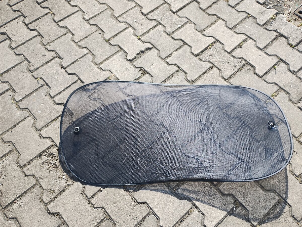 Sluneční clona na zadní sklo