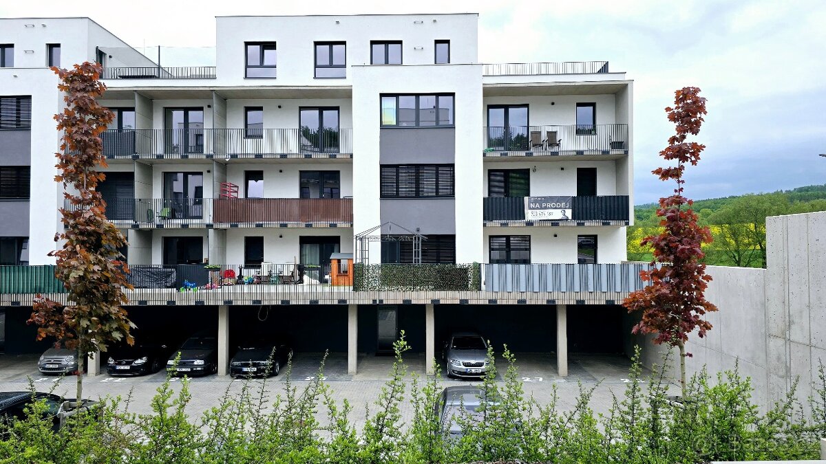Pronájem bytu 1+KK (36m2) se sklepem, terasou a vyhrazeným k