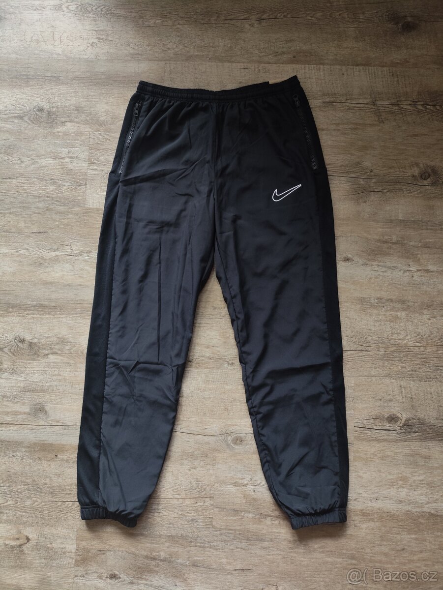 Nike nové pánské kalhoty / tepláky - vel. M