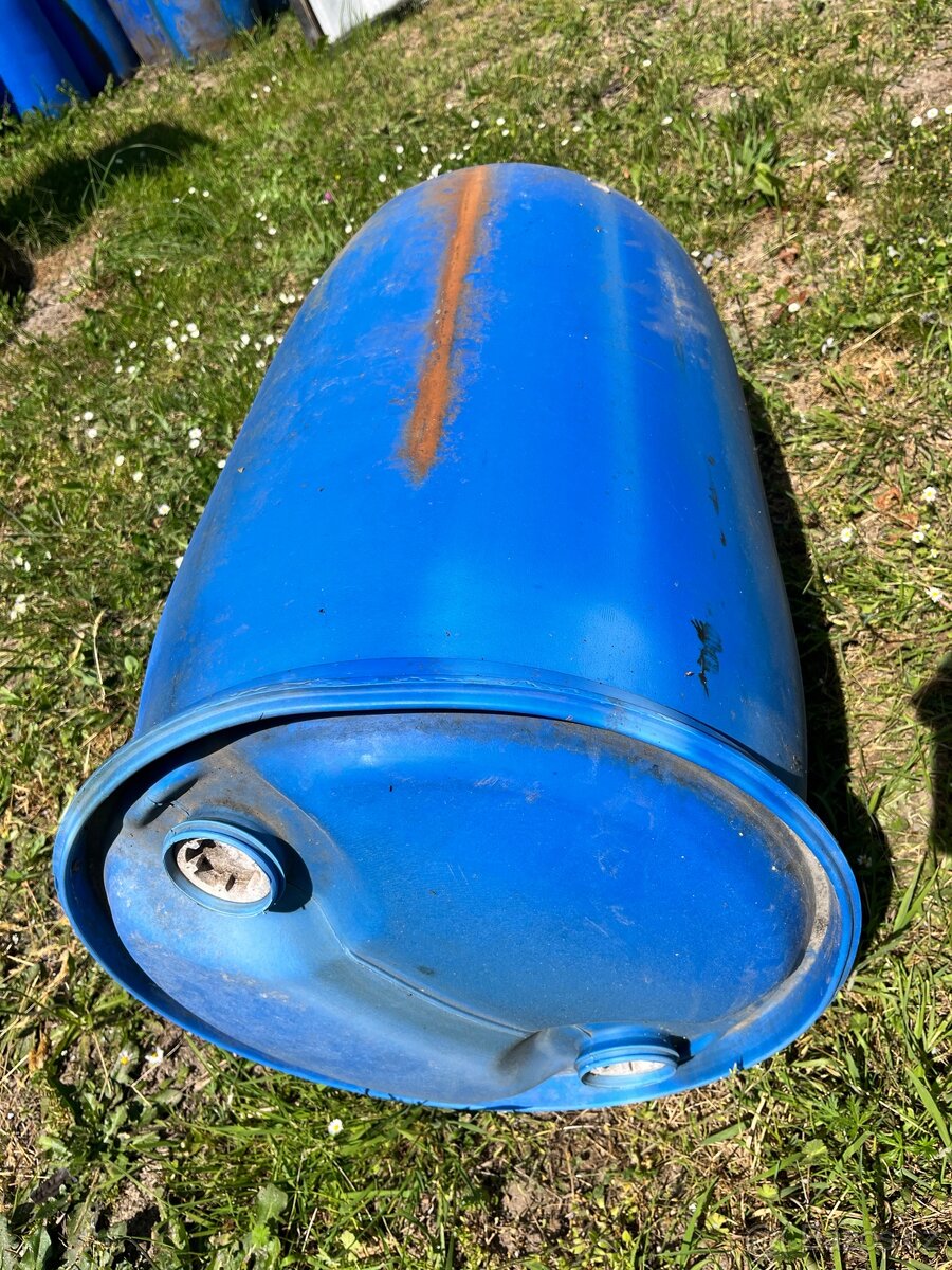 Plastové sudy pod molo