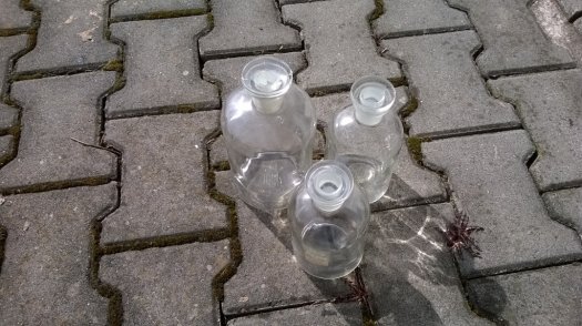 láhve se zábrusem a 15 malých lahviček