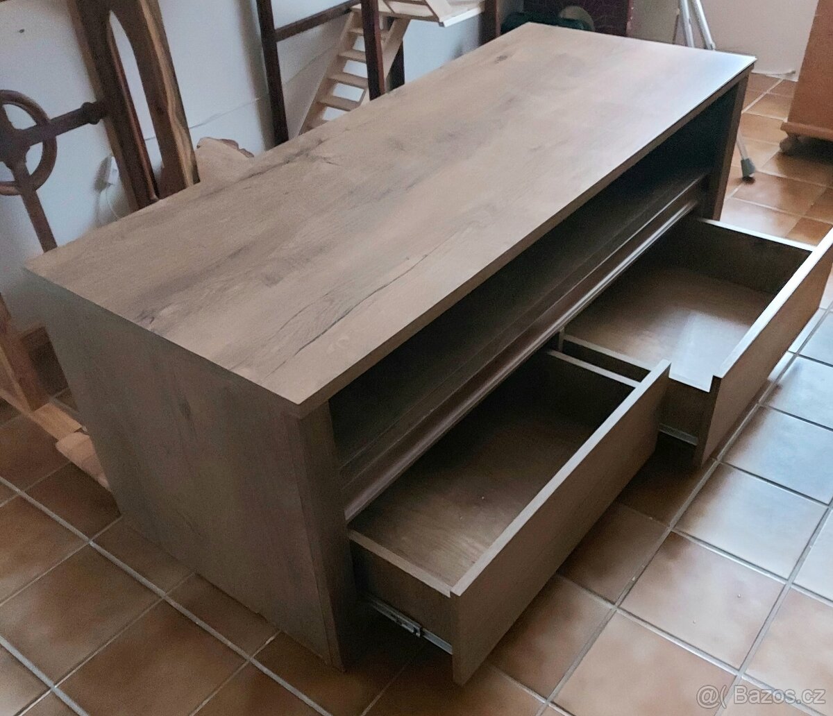 Komoda pod televizi