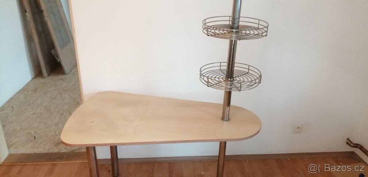 jídelní stul dobrem stavu