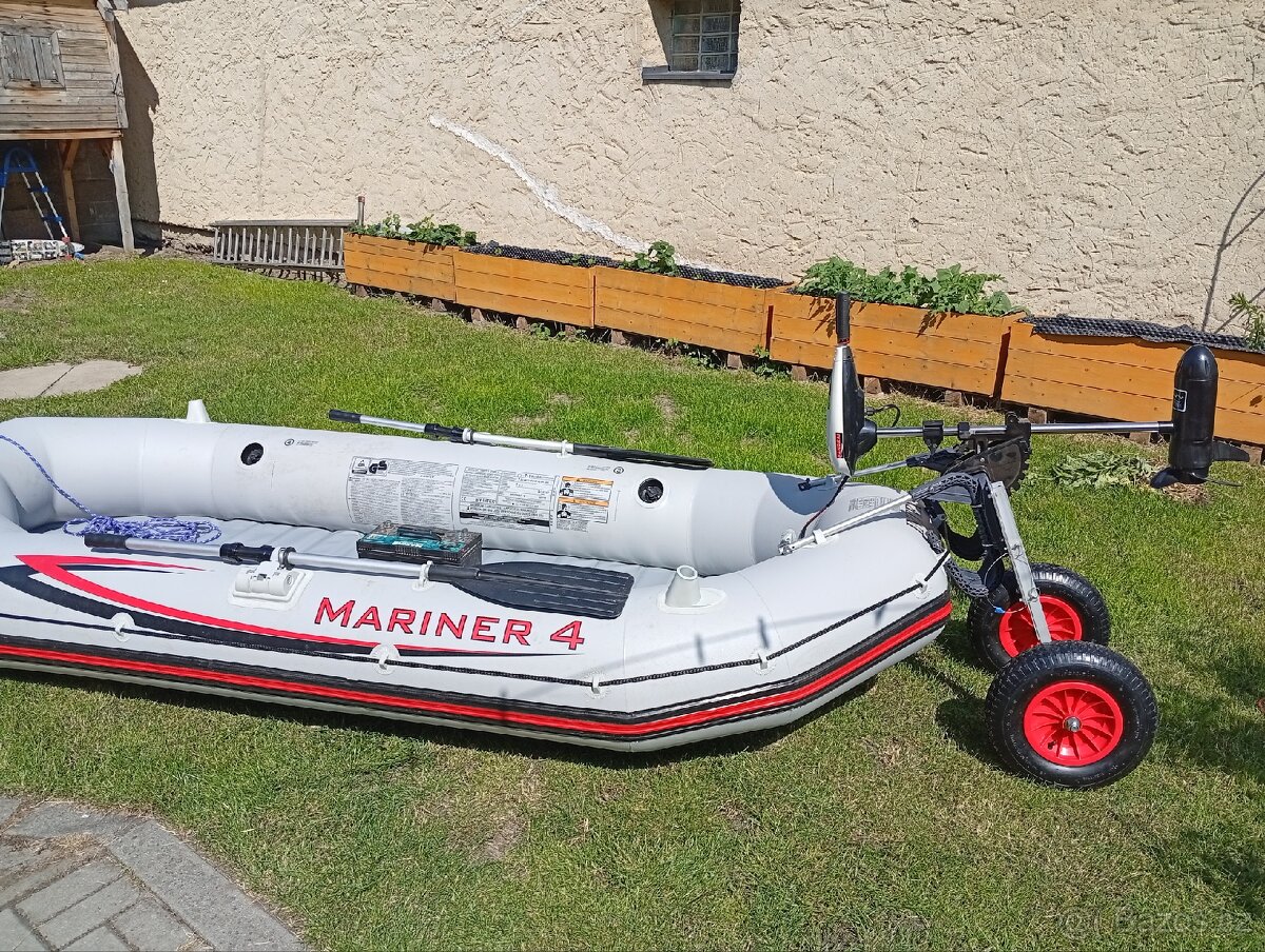 Člun s elektrickým motorem