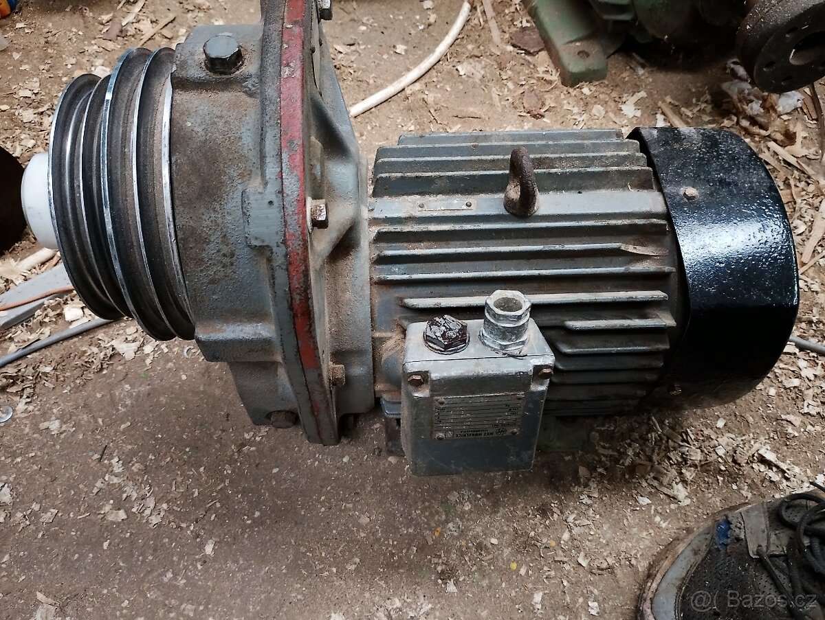 Elektromotor s převodovkou