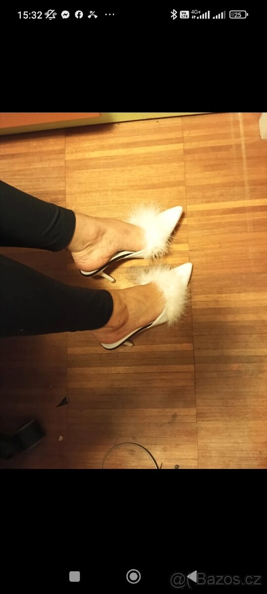 Bílé pantofle na podpatku