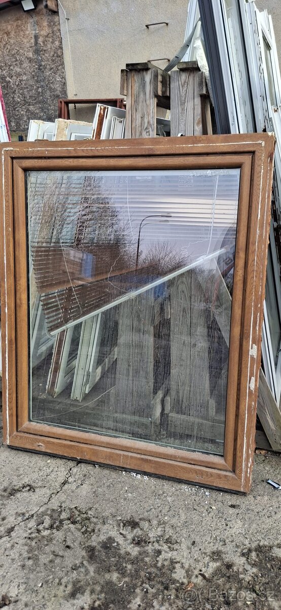 okno plastové 118 x 141 cm zl.dub/bílá + klika na pokladně 