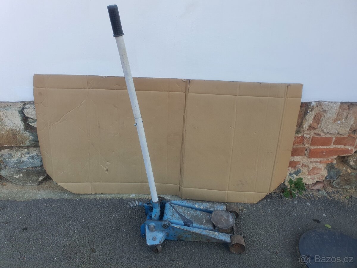 Automobilový zvedák. Profesionální