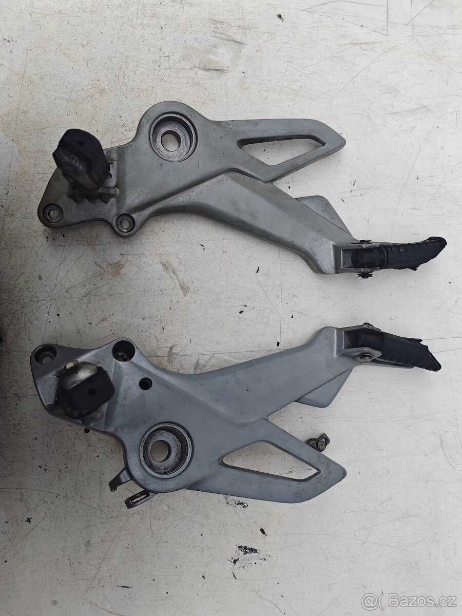 Honda FMX 650 - levý držák stupaček