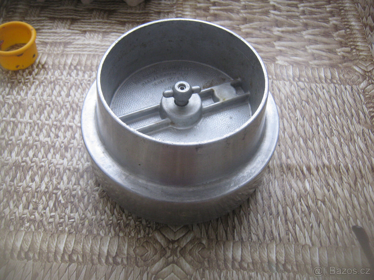 Prodám kovovou převodovku na starší kuchyňský robota ETA