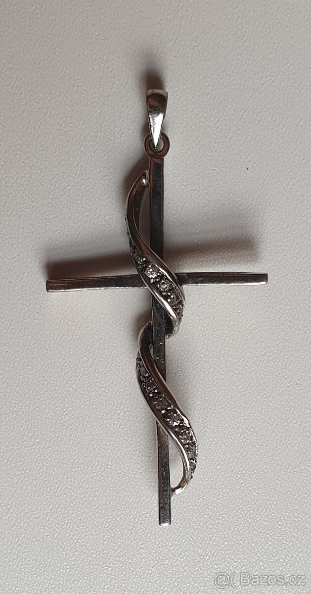 větší stříbrný přívěsek kříž se zirkony 9g