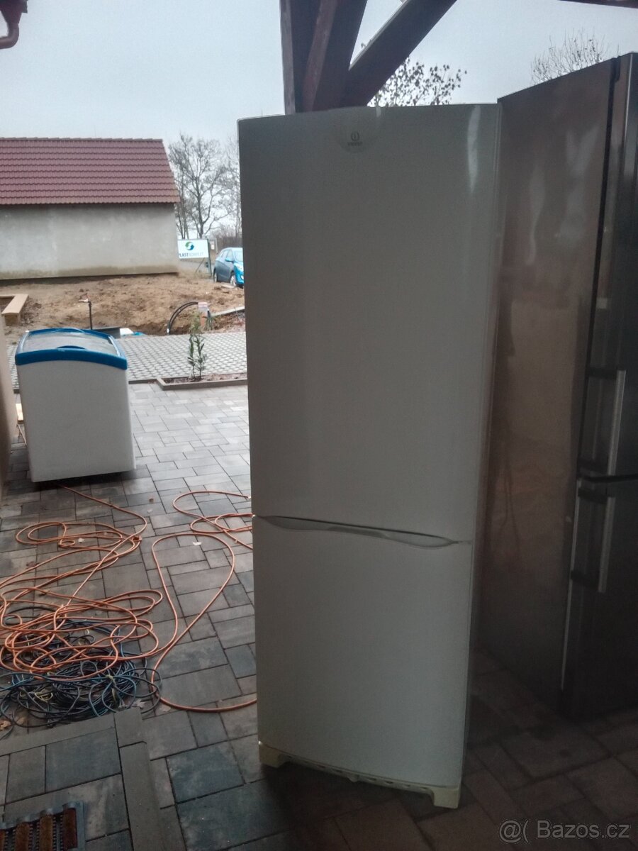Lednice s mrazakem Indesit