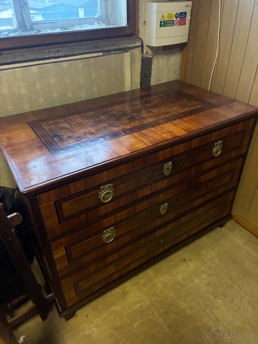 Klasicistní komoda