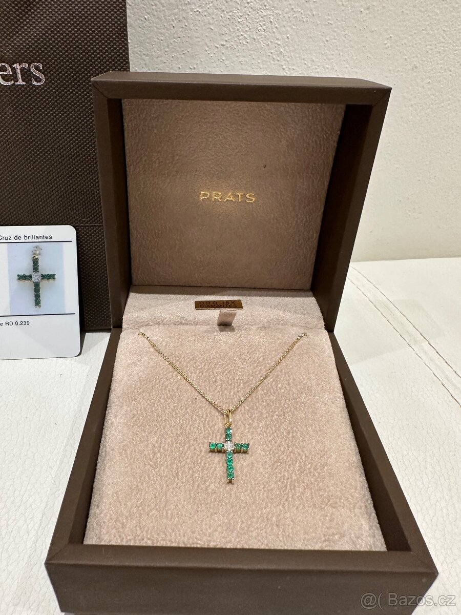 Luxusní zlatý přívěsek – křížek s emeraldy a brilianty | 18K