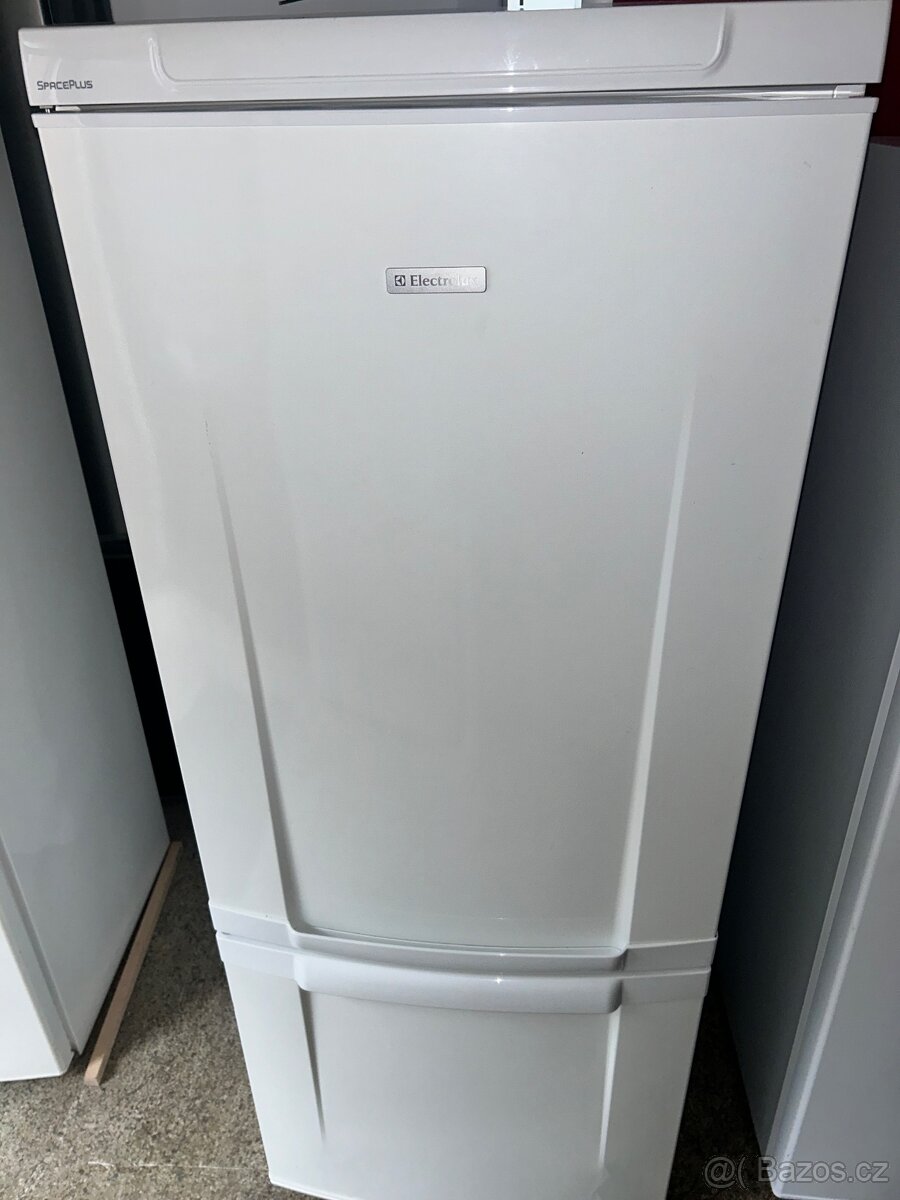 Lednice Electrolux ERB 29233 W