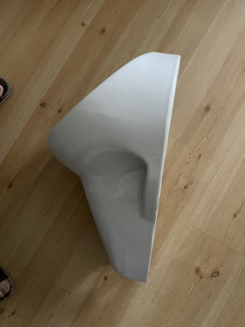 Pisoár závěsný s poklopem; do bytu. Krátce používaný.