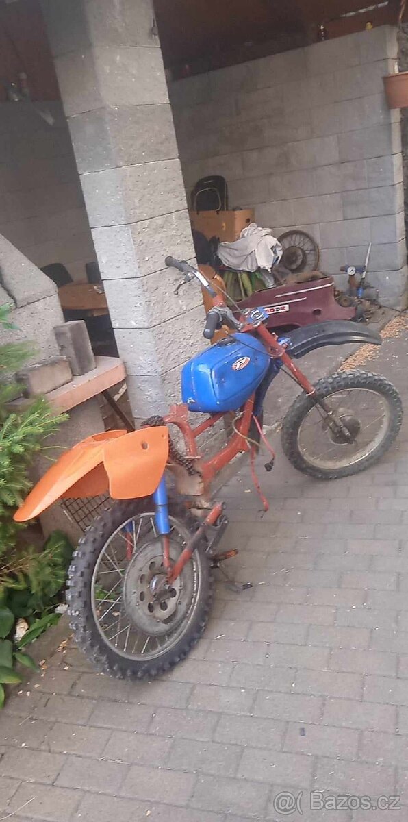 Kostra Jawa pionýr... A plno náhradních dílů motoru .