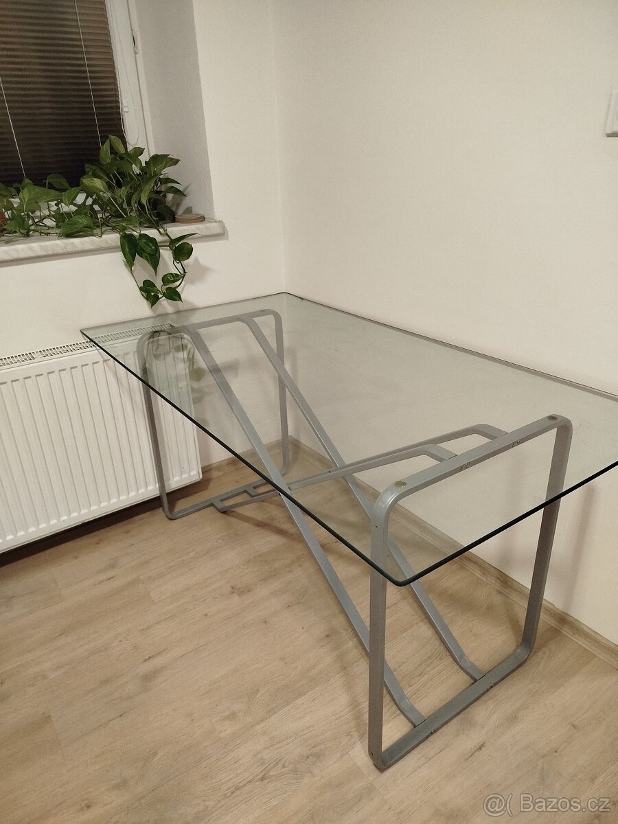 Sklenený stůl