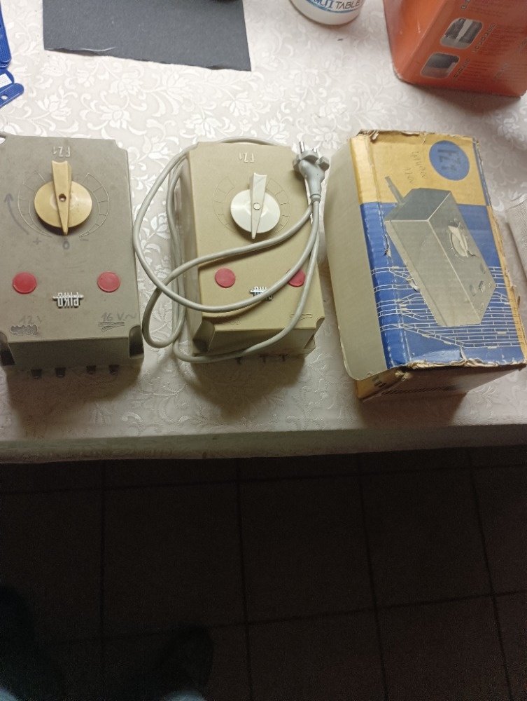 Dvě Piko trafo na retro vláčky autodrahy