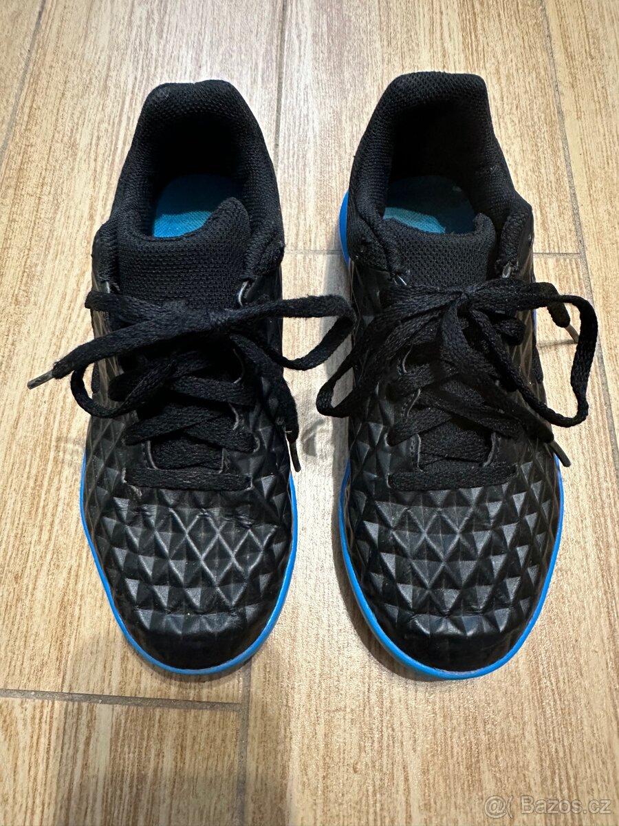 Tenisky do tělocvičny Nike, vel.33