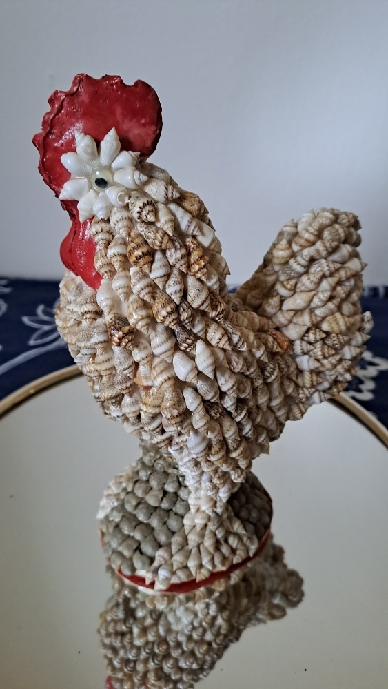 VINTAGE RETRO FIGURKA KOHOUTA POSÁZENÁ MUŠLEMI 60.-70.LÉTA