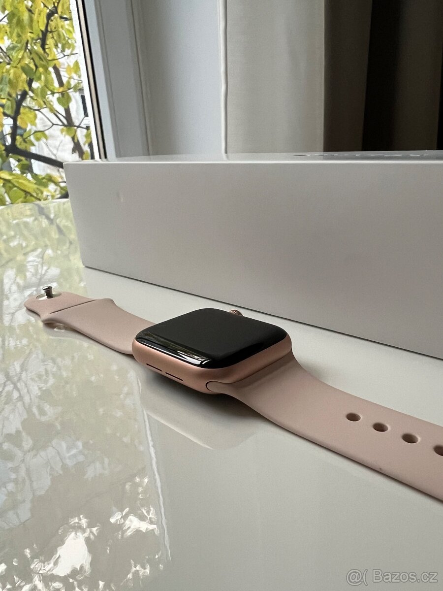 Apple Watch Series 5, 40mm, Cellular – velmi dobrý stav