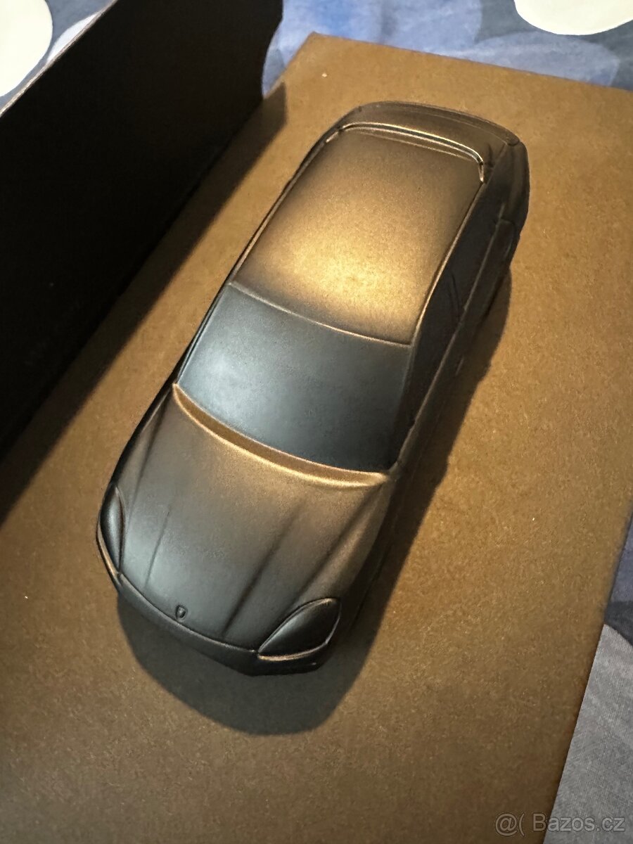 Porsche Cayenne těžítko