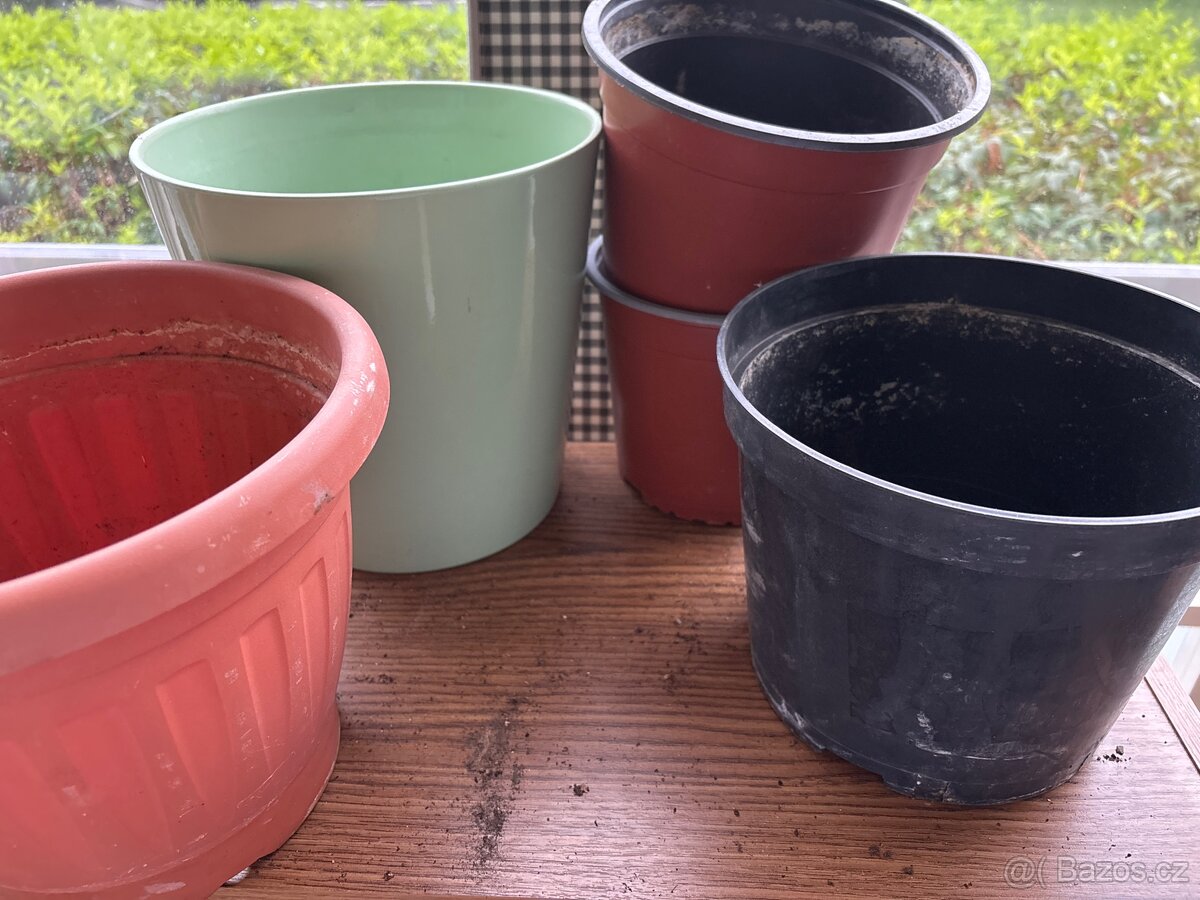 Mix velkých květináčů a zelený květník