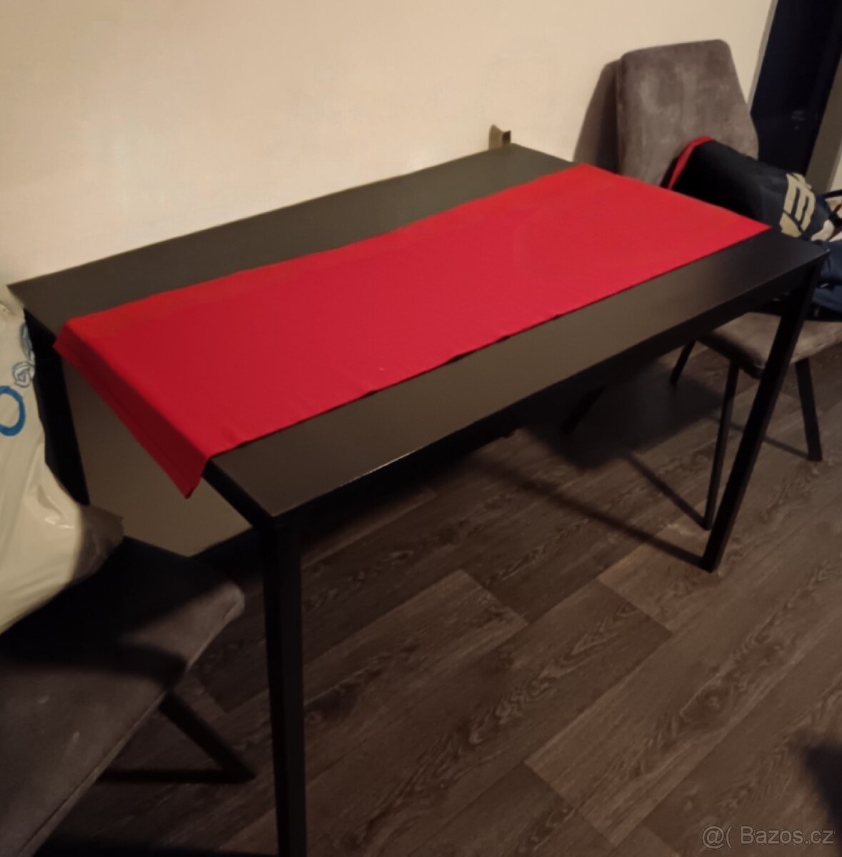 Prodám stůl  a židle spěchá nutný vlastní odvoz