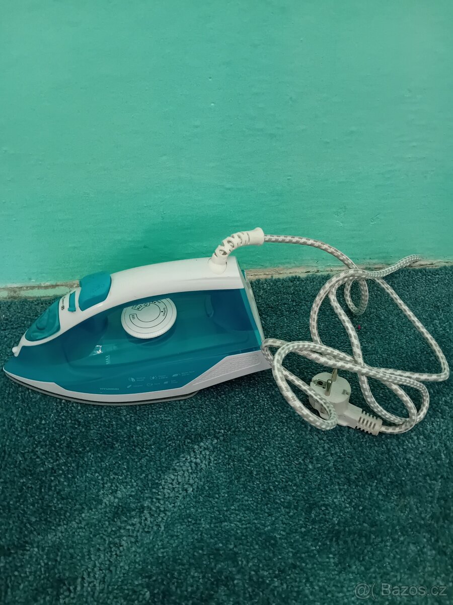 Menší žehlička Hyundai